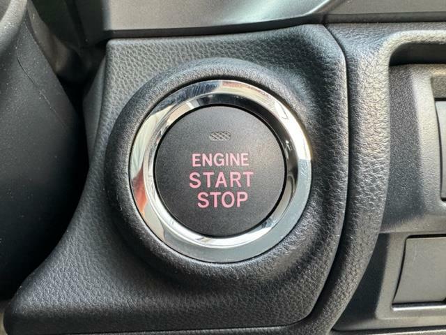 ブレーキペダルをしっかり踏み込んだ状態でプッシュスタートスイッチを押すだけでエンジンを始動させることができます。