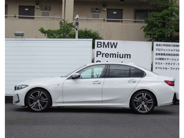 展示場は田園調布店舗と、第二展示場がございます。店舗にお車が用意されてない場合もございますので、まずは03-5483-0311までお問合せください。
