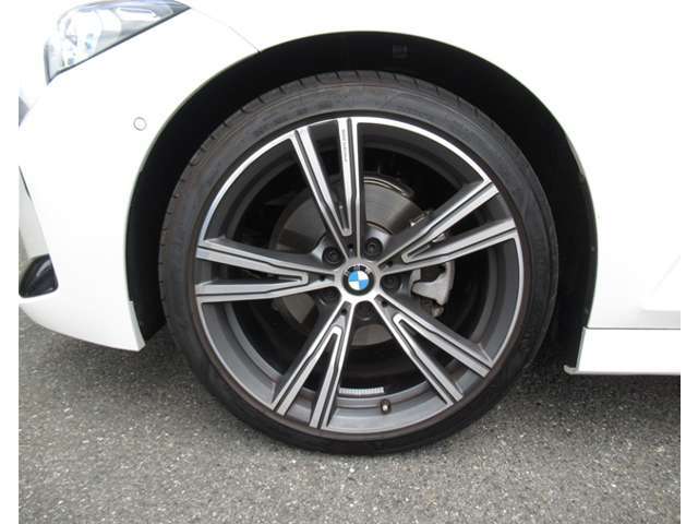お洒落は脚元から、デザイン性の良いBMWのアロイホイールはクルマの雰囲気をよりスポーティに、よりエレガントに演出。もちろん強度も十分で安心。