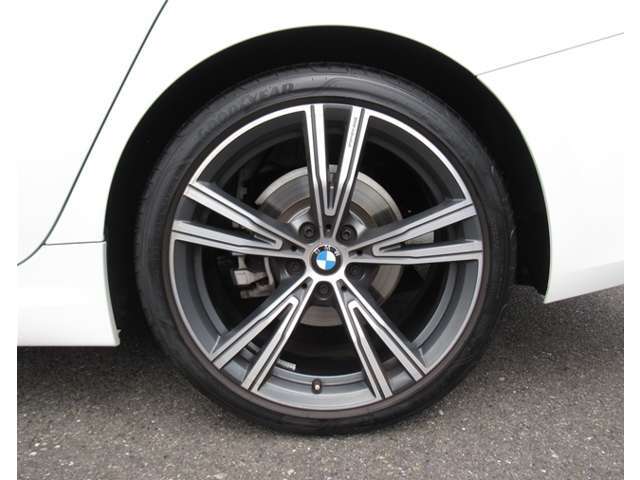お洒落は脚元から、デザイン性の良いBMWのアロイホイールはクルマの雰囲気をよりスポーティに、よりエレガントに演出。もちろん強度も十分で安心。