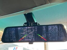 【バックカメラ】駐車時に後方がリアルタイム映像で確認できます。大型商業施設や立体駐車場での駐車時や、夜間のバック時に大活躍！運転スキルに関わらず、今や必須となった装備のひとつです！