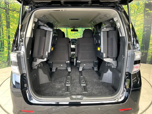 後席を格納すると、これだけの広さが！シーンに合わせたシートアレンジで、大きな荷物も積むことが出来ます♪