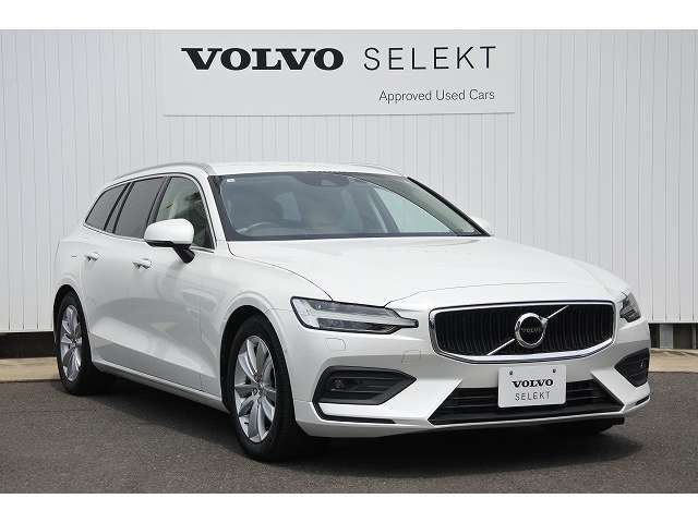 アダプティブクルーズは前方車に投影・反射されるミリ波レーダーをグリル部の受光機で感知。カメラ機能と併せて車両相互の車間距離と速度を瞬時に読み取り適正な間隔を保ちます。