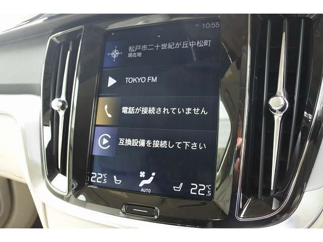 インストルメントパネルは僅かに運転席側へと傾けられているほか、余計なスイッチ類を可能な限り排し、運転に集中しやすい環境を造り出しています。