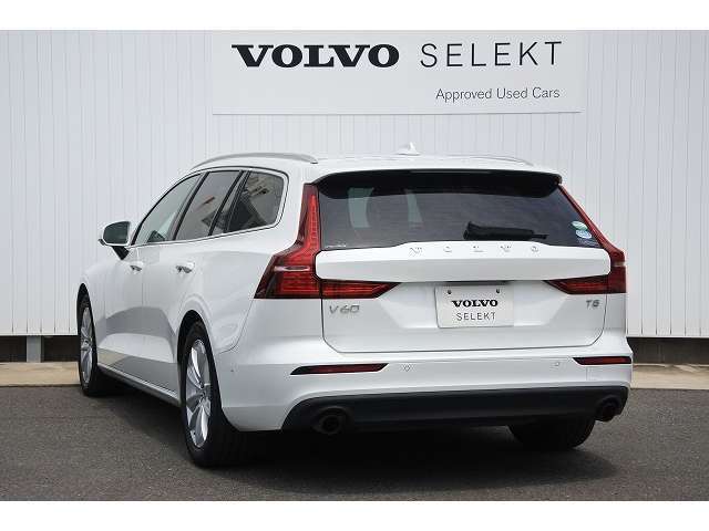 一目でVOLVOのステーションワゴンと判別できる、”L”型テールレンズ。