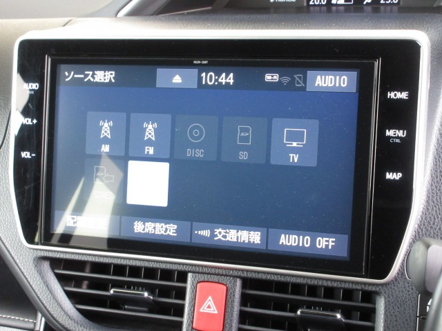 ナビゲーションはトヨタ純正SDナビを装着しております。AM、FM、CD、DVD再生、Bluetooth、音楽録音再生、フルセグTVがご使用いただけます。初めて訪れた場所でも安心ですね！