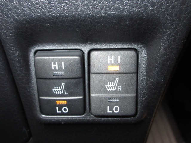 運転席＆助手席シートヒーターが付いてます。寒い冬でもスイッチONで座面をあたたかくして、ドライブをさらに快適にしてくれます。HIとLOの2段階に温度設定が可能です。