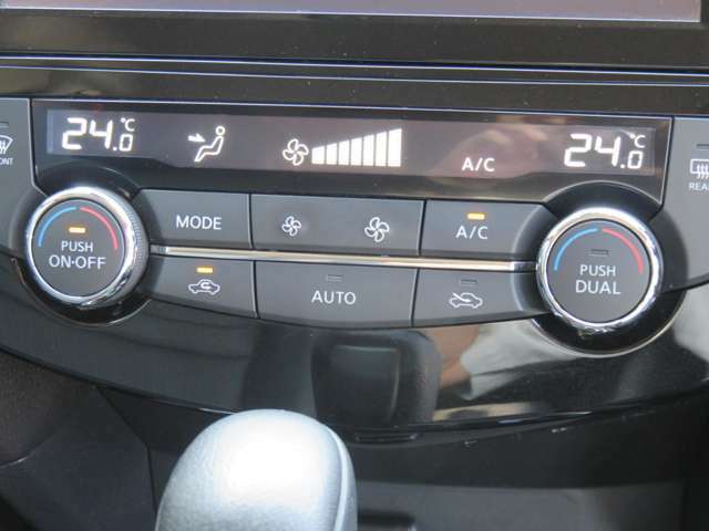 フルオートエアコンです！ボタンでの簡単な操作で室内を快適な温度にします。夏場・冬場でも快適なドライブができます！