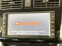 【純正ナビ】人気の純正ナビを装備しております。ナビの使いやすさはもちろん、オーディオ機能も充実！キャンプや旅行はもちろん、通勤や買い物など普段のドライブも楽しくなるはず♪