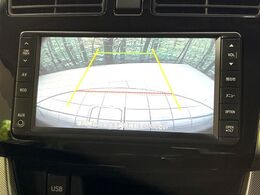 【バックカメラ】駐車時に後方がリアルタイム映像で確認できます。大型商業施設や立体駐車場での駐車時や、夜間のバック時に大活躍！運転スキルに関わらず、今や必須となった装備のひとつです！