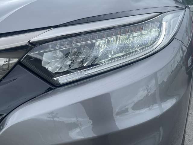 LEDヘッドライトで夜間走行時も明るく安全に前方を照らします。
