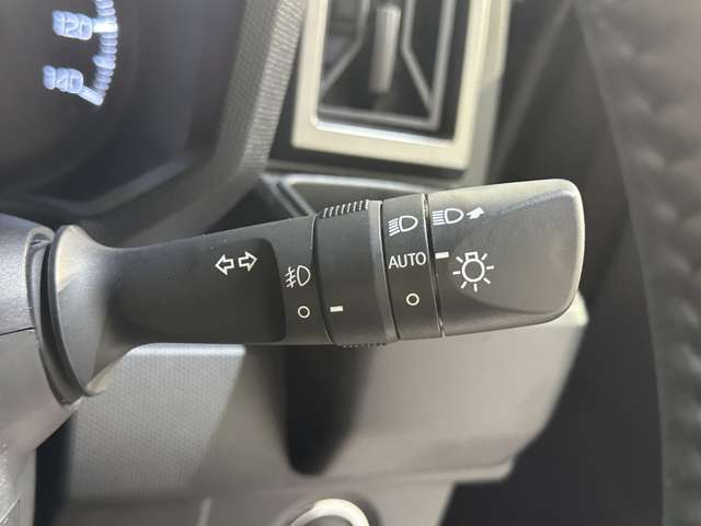 オートライト装備車両です。