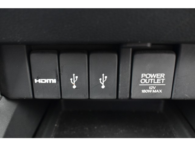 USBソケットがついていますのでコードを繋げばスマートフォンなどの充電が出来ます！