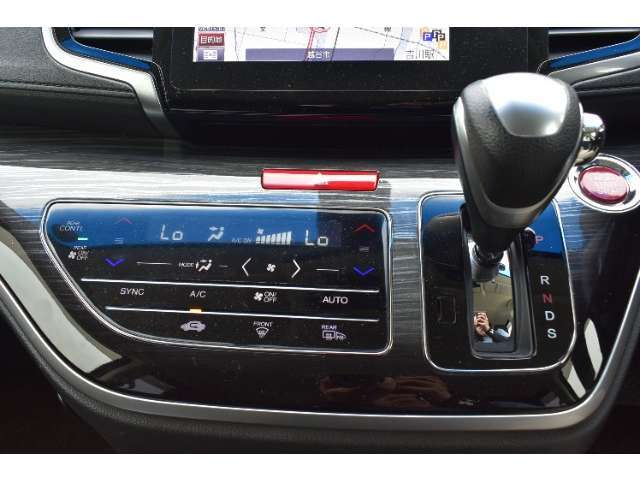 オートエアコンのお車ですので室内の温度をスムーズに調整してくれます♪