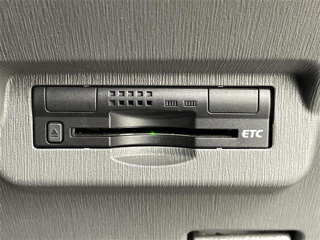 【ETC】有料道路を利用する際に料金所で停止することなく通過できる、ETC車載器（ノンストップ自動料金収受システム機器）が装備されています。セットアップを行うことで利用可能になります。