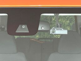 【エマージェンシーブレーキ】走行中に前方の車両等を認識し、衝突しそうな時は警報とブレーキで衝突回避と被害軽減をアシスト。より安全にドライブをお楽しみいただけます。