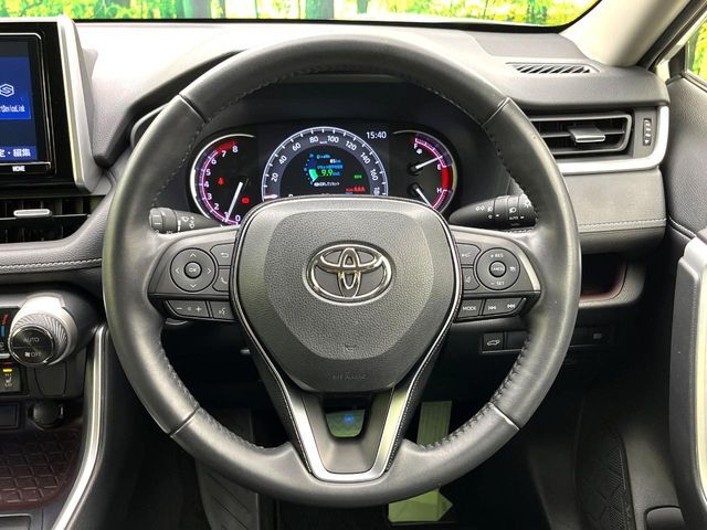 【純正革巻きステアリング】上質な革を使用することで、手にしっかり馴染みとても運転しやすいハンドルです♪
