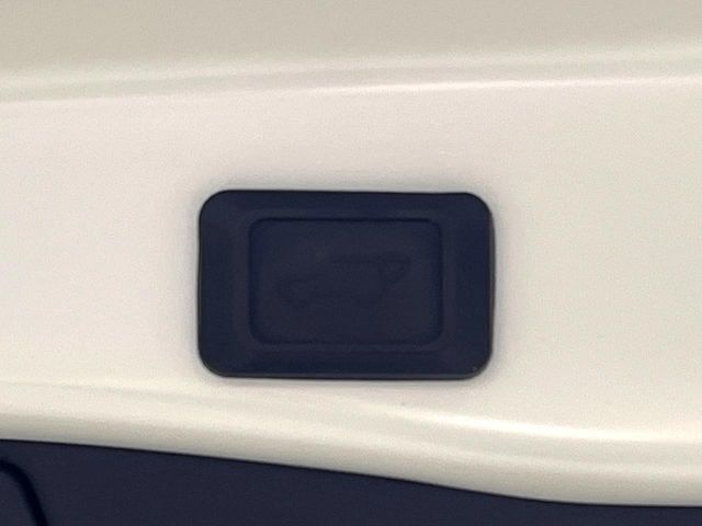 【パワーバックドア】スマートキーや運転席のボタンを押すだけでリアゲートが自動で開閉します！荷物を持っている時や、高い位置にあるバックドアを閉める際に便利な機能です♪
