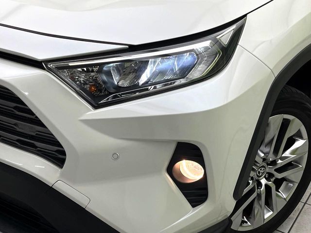 【LEDヘッドライト】悪天候や夜間走行時も良好な視界を確保し安心して運転できる高輝度LEDヘッドライトを装備！点灯速度が早く、消費電力も抑えられています。