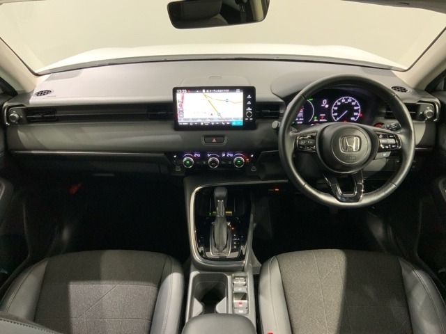 使いやすいレイアウトのダッシュボード周辺です。オートエアコンや小物入れなど嬉しい装備が満載です。