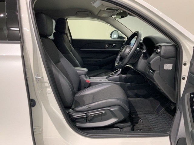 程よい硬さとホールド性が高くロングドライブも疲れにくいシートです。