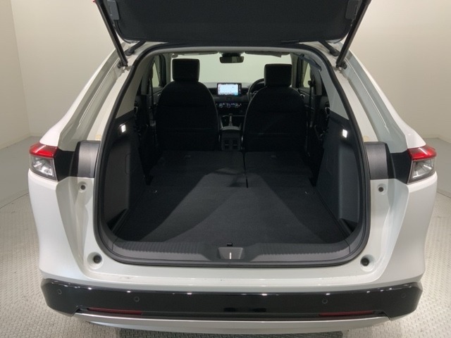 リア席を倒せば広々とした空間の出来上がり！床が低くフラットになり、天井までの高さがありますので積載が便利です。