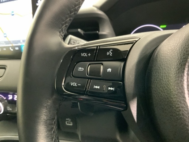 ステアリングにオーディオ操作スイッチが付いています。オーディオ画面に直接タッチしなくても操作が出来ますので、運転に集中できます。