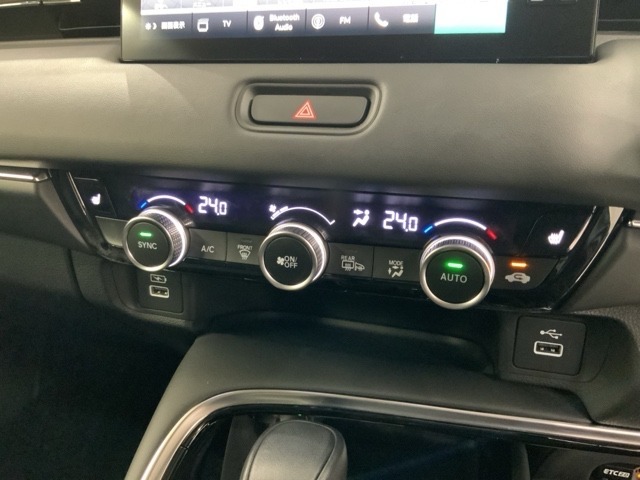 左右独立エアコンなので左右で温度を変えられます。同乗者の方も快適ですね。