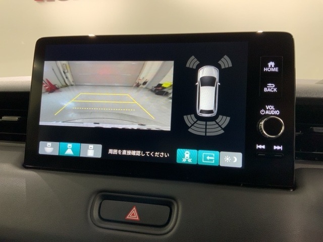 リバースギアに入れるだけで後方の表示へ切り替わります。夜間や雨の日の駐車も楽になりますよ。