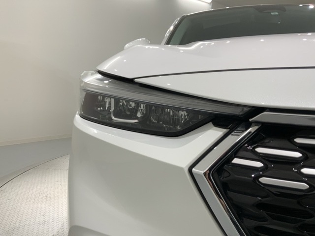 LEDヘッドライトは、点灯の瞬間から最大光量を発揮し、突然暗くなるトンネルなどでの安定感を高めます。