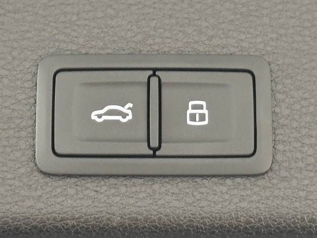 【パワーバックドア】荷物を持ちながらでも簡単にリアゲートを開閉できるあればうれしい装備の1つです。
