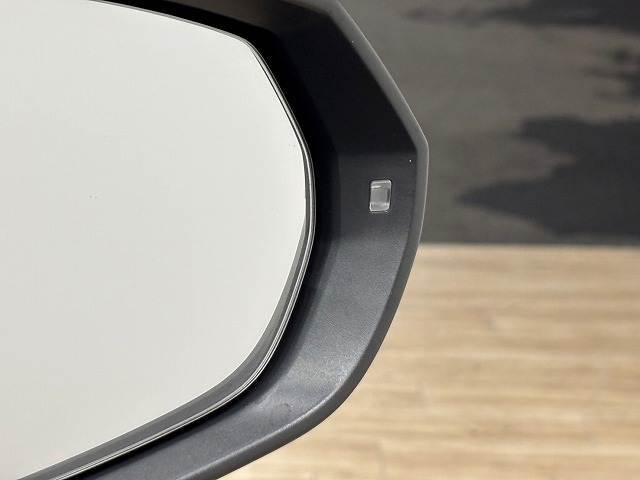 【ブラインドスポットモニター（BSM）】車線変更時に車両後方から来る車両を検知し安全をサポートする装置です。