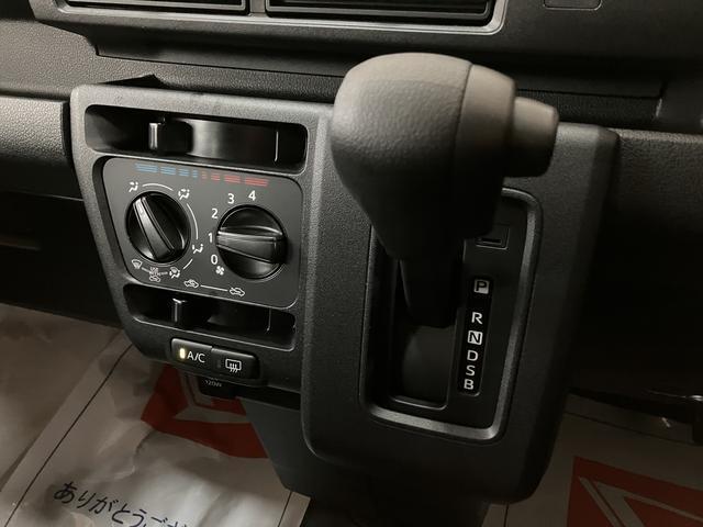 R7/2登録、届出済未使用車の届出済み未使用車のハイゼットカーゴ入荷しました♪キーレスやオーバーヘッドシェルフ、前席パワーウィンドウにリヤスモークガラス等装備充実グレードのデラックスです☆