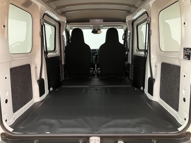 R7/2登録、届出済未使用車の届出済み未使用車のハイゼットカーゴ入荷しました♪キーレスやオーバーヘッドシェルフ、前席パワーウィンドウにリヤスモークガラス等装備充実グレードのデラックスです☆