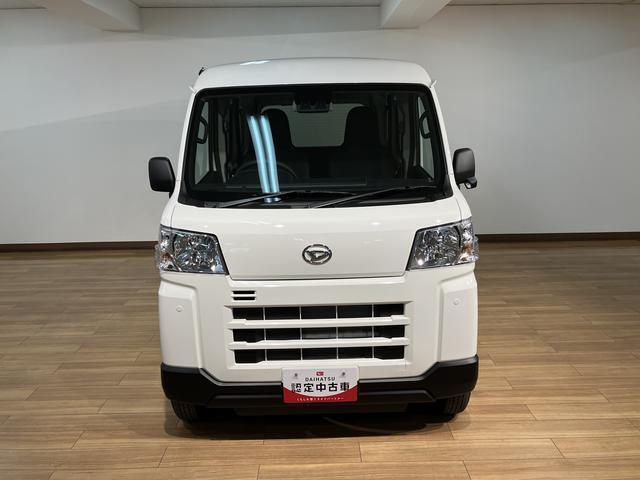 R7/2登録、届出済未使用車の届出済み未使用車のハイゼットカーゴ入荷しました♪キーレスやオーバーヘッドシェルフ、前席パワーウィンドウにリヤスモークガラス等装備充実グレードのデラックスです☆