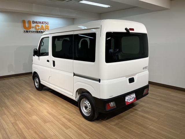 R7/2登録、届出済未使用車の届出済み未使用車のハイゼットカーゴ入荷しました♪キーレスやオーバーヘッドシェルフ、前席パワーウィンドウにリヤスモークガラス等装備充実グレードのデラックスです☆
