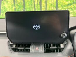 【10.5インチナビ】高級感とインパクトのある大画面ナビを装備。各種オーディオ操作はもちろん、スマホ連携もできる利便性の高いナビです♪