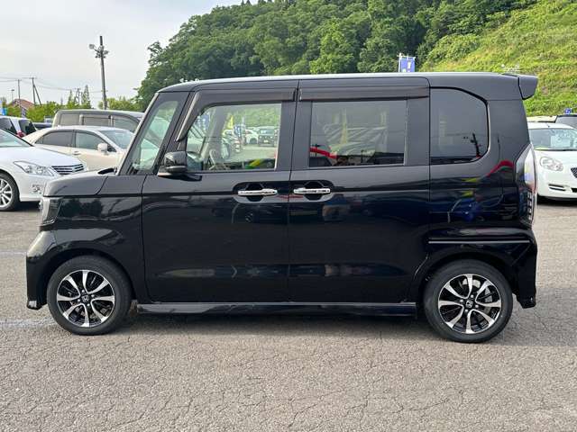 ☆2代目NBOXカスタムは、追従型クルーズコントロール付ホンダセンシングを採用したモデル。かっこいい見た目と広々な室内空間が特徴の人気車両☆