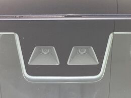 【スマートアシスト】走行中に前方の車両等を認識し、衝突しそうな時は警報とブレーキで衝突回避と被害軽減をアシスト。より安全にドライブをお楽しみいただけます。