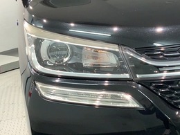 LEDヘッドライトは、点灯の瞬間から最大光量を発揮し、突然暗くなるトンネルなどでの安定感を高めます。