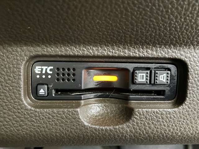 【ETC】有料道路を利用する際に料金所で停止することなく通過できる、ETC車載器（ノンストップ自動料金収受システム機器）が装備されています。セットアップを行うことで利用可能になります。