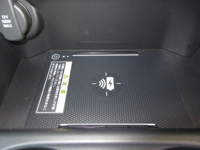 ワイヤレス充電器がついています。対応スマートフォンを置くだけで充電が可能です。