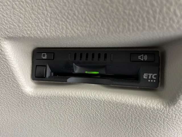 【ETC】有料道路を利用する際に料金所で停止することなく通過できる、ETC車載器（ノンストップ自動料金収受システム機器）が装備されています。セットアップを行うことで利用可能になります。