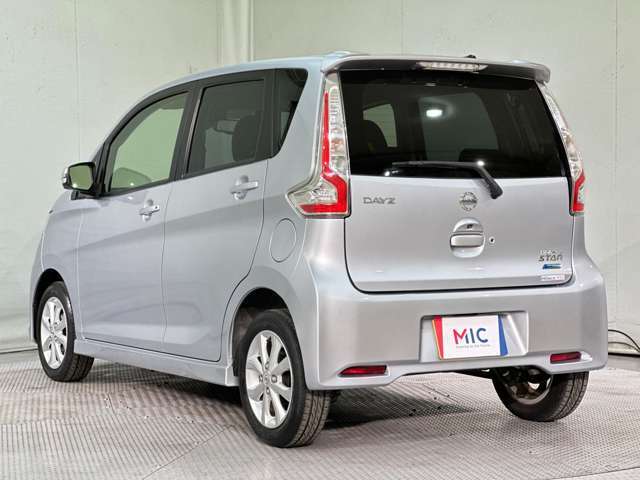 納車前にはスタッフによってピカピカに仕上げてご納車致します。オプションでガラスコーティングなどオススメ品も格安で承ります！