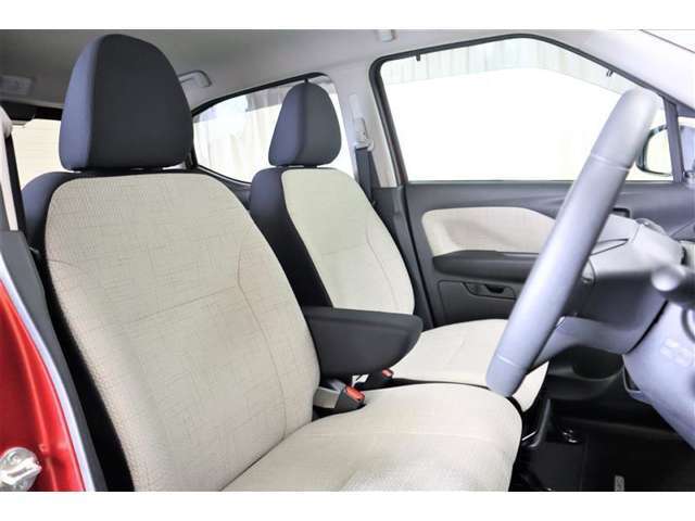 フロントベンチシートだから運転席足元もゆったり、広々快適です♪