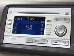 ライフに付いているオーディオは純正CDコンポがついてます。CDプレーヤー・AM/FMチューナー付です。お好みの音楽を聞きながらのドライブは楽しさ倍増ですね！