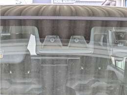 前方の車両等障害物を認識し、追突の危険性が高まったら音や警告灯などで警告し、さらに危険性が高まると自動的にブレーキが作動して衝突回避と被害軽減をアシスト。