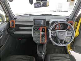 水平基調で見晴らしが良く、シンプルかつ機能的なデザイン。オレンジ加飾がアクセントとなり、アウトドア感と遊び心を演出。