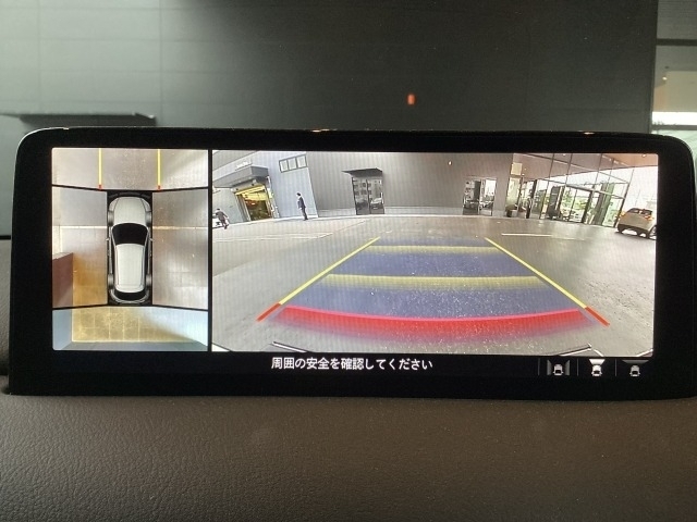 360度ビューモニター付きです。狭い場所での駐車、狭い道でのすれ違い、T字路への進入時などで確認したいエリアの状況が直感的に把握しやすく、より的確な運転操作に役立ちます。