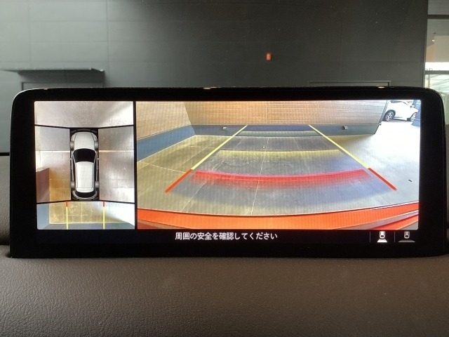 バックカメラで駐車時もしっかりサポート。